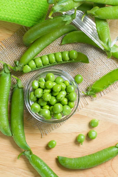 Green peas on the glass bowl — Stock Photo, Image