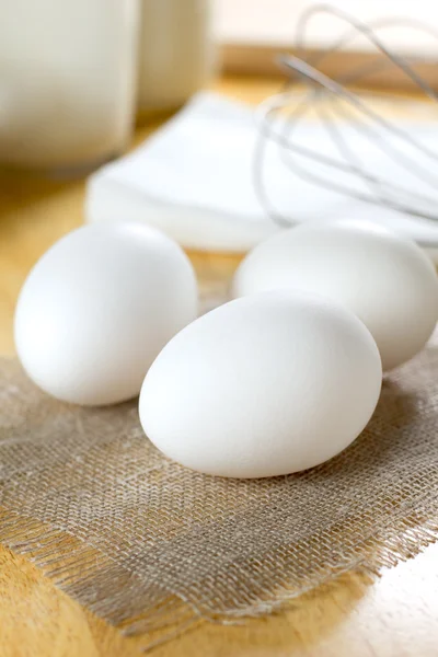 解任に白い卵 — ストック写真