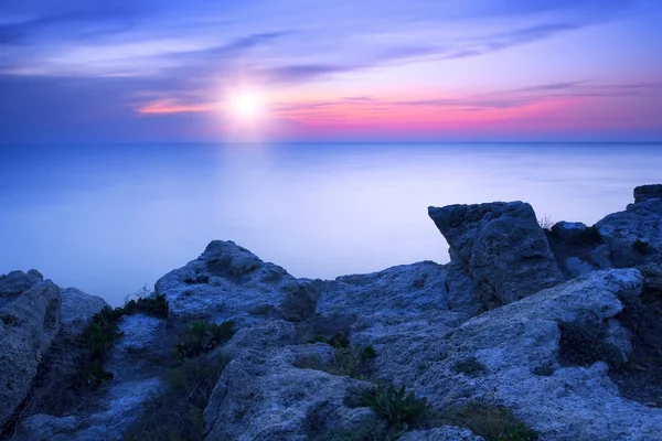 석양에 아름 다운 바위 해 안에 — 스톡 사진