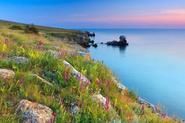Vackra steniga havskust vid solnedgången — Stockfoto