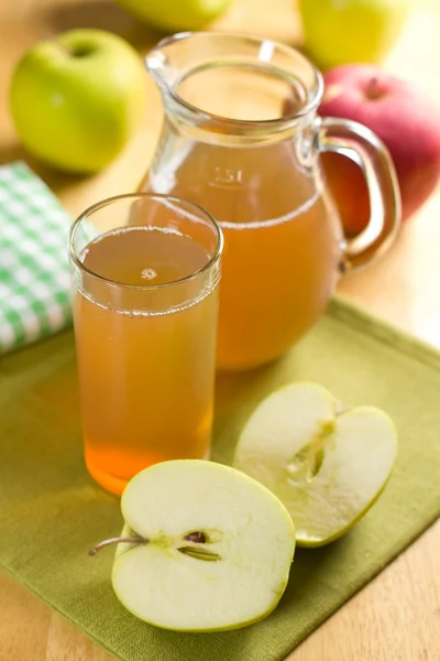 Яблочный сок и свежие фрукты с листьями — стоковое фото
