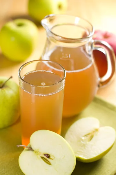 Apple juice and fresh fruits with leaves — Stock Photo, Image