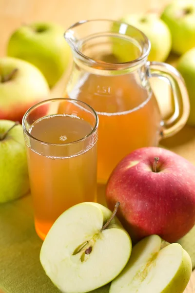 リンゴ ジュースや新鮮な果物の葉を持つ — ストック写真