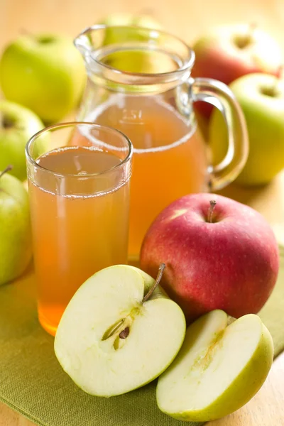 Apple juice och färsk frukt med blad — Stockfoto
