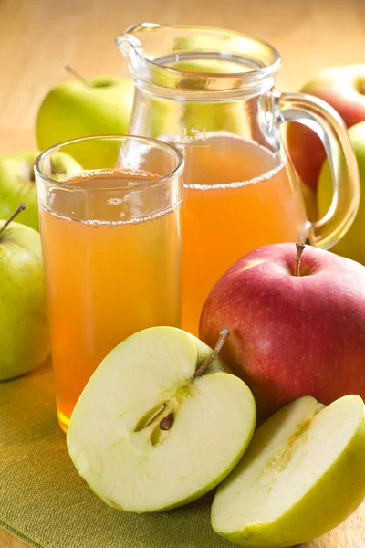 Apple juice och färsk frukt med blad — Stockfoto
