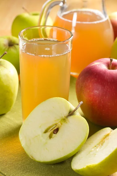 Χυμό μήλου και τα φρέσκα φρούτα με φύλλα — Φωτογραφία Αρχείου