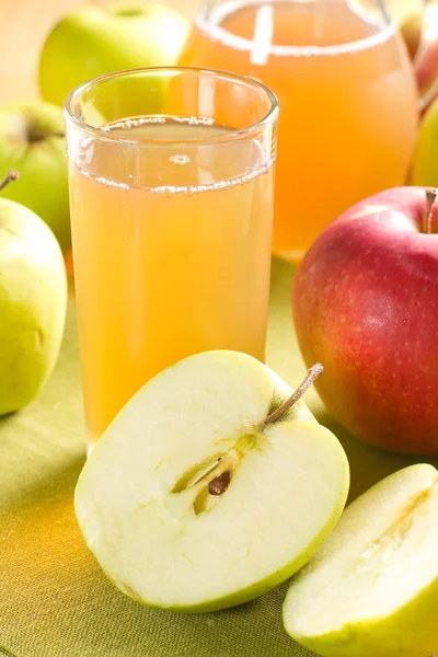 Jablečný džus a čerstvé ovoce — Stock fotografie