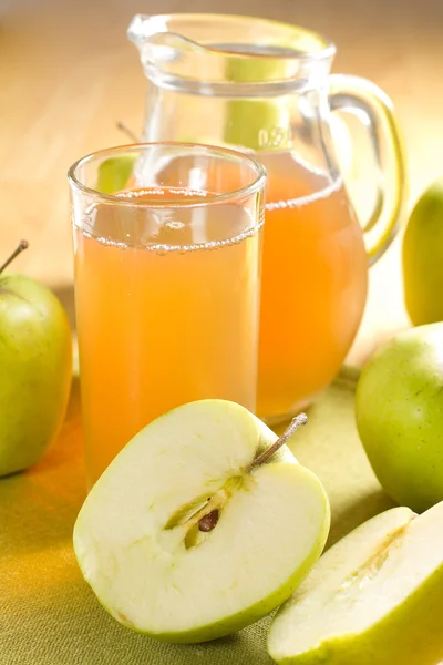 Яблучний сік і свіжі фрукти з листям — стокове фото