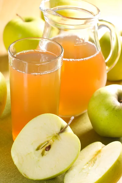 Jablečné šťávy a čerstvé ovoce s listy — Stock fotografie