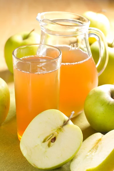 Χυμό μήλου και τα φρέσκα φρούτα με φύλλα — Φωτογραφία Αρχείου