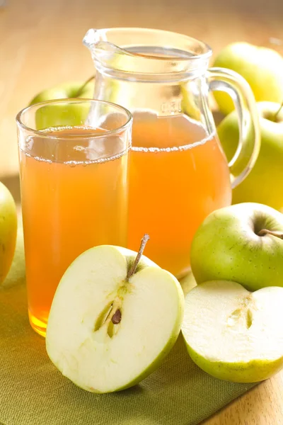 苹果汁和新鲜水果用叶子 — 图库照片