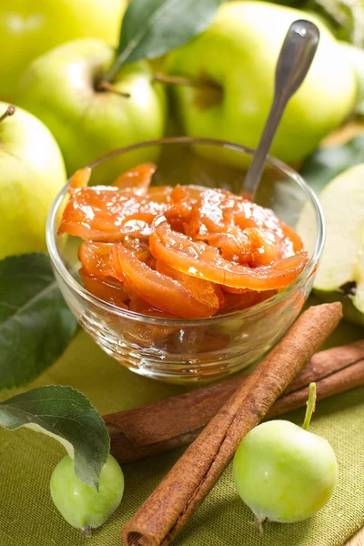 Confiture de pommes à la cannelle et fruits frais aux feuilles — Photo