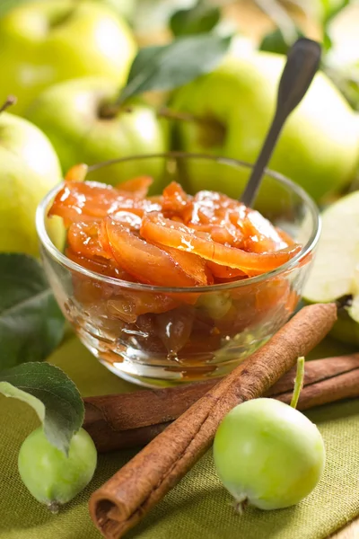Яблочный джем с корицей и свежие фрукты с листьями — стоковое фото