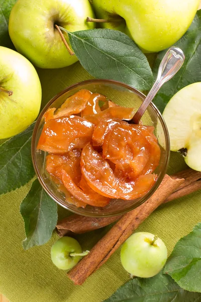 Apple jam with cinnamon and fresh fruits with leaves — Stock Photo, Image