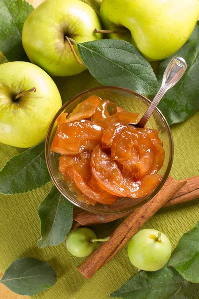 Apple jam met kaneel en vers fruit met bladeren — Stockfoto
