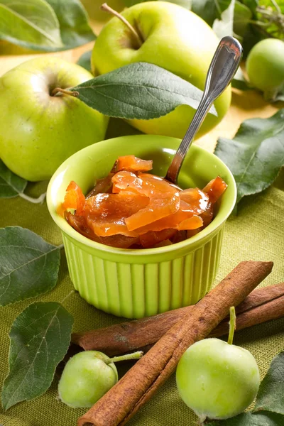 Apple jam with cinnamon and fresh fruits with leaves — Stock Photo, Image