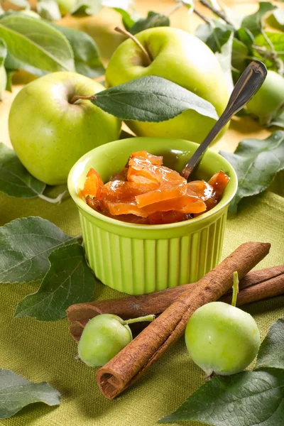 Dżem jabłkowy z cynamonem i świeże owoce z liści — Zdjęcie stockowe