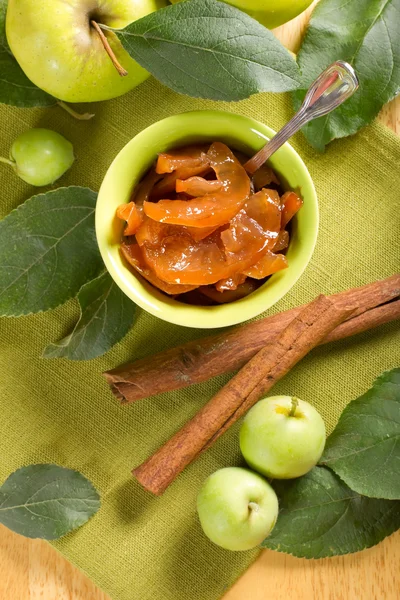 Apfelmarmelade mit Zimt und frischen Früchten mit Blättern — Stockfoto