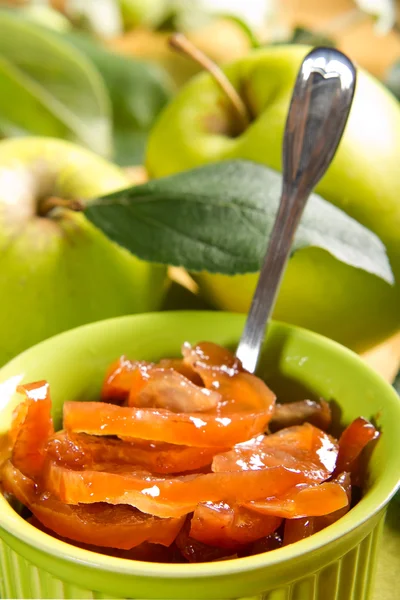 Mermelada de manzana con canela y frutas frescas con hojas — Foto de Stock