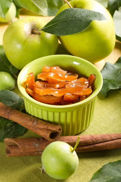 Μαρμελάδα μήλο με κανέλα και φρέσκα φρούτα με φύλλα — Φωτογραφία Αρχείου
