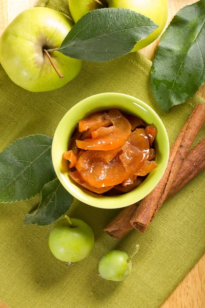 Mermelada de manzana con canela y frutas frescas con hojas —  Fotos de Stock