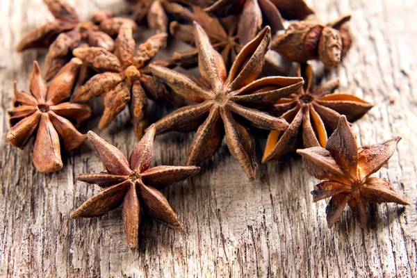 Γλυκάνισο αστέρια στο ξύλο — Φωτογραφία Αρχείου