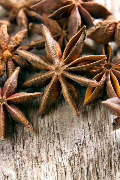 Γλυκάνισο αστέρια στο ξύλο — Φωτογραφία Αρχείου