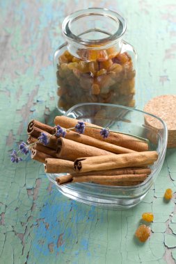 Kuru üzüm ve tarçın vintage ahşap yüzeyde