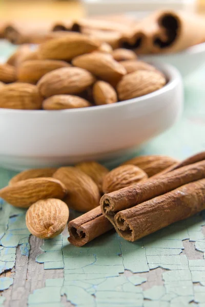 Aroma rempah-rempah. Kayu manis dan almond pada permukaan kayu vintage . — Stok Foto