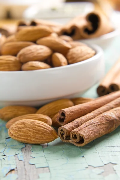 Aroma rempah-rempah. Kayu manis dan almond pada permukaan kayu vintage . — Stok Foto