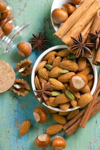 Aroma bingkai rempah-rempah. Kayu manis, adas, kacang tanah, almond, kapulaga, hazelnut di permukaan kayu . — Stok Foto
