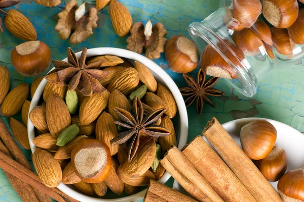 Aroma bingkai rempah-rempah. Kayu manis, adas, kacang tanah, almond, kapulaga, hazelnut di permukaan kayu . — Stok Foto