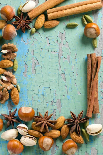 Ароматические специи. Корица, анис, арахис, миндаль, кардамон, фундук на винтажной деревянной поверхности . — стоковое фото