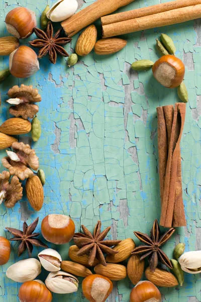 Рамка спецій аромату. Кориця, аніс, арахіс, мигдаль, кардамон, фундук на старовинній дерев'яній поверхні . — стокове фото