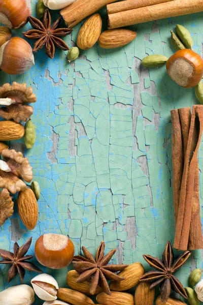 Arôme épices cadre. Cannelle, anis, arachides, amandes, cardamome, noisettes sur la surface en bois vintage . — Photo