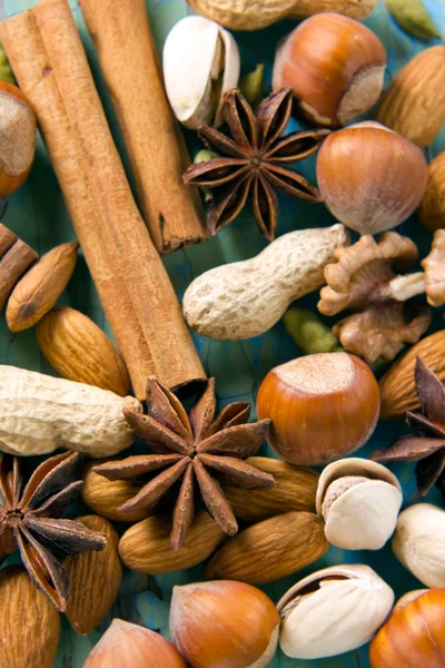 Aroma kryddor. kanel, anis, jordnötter, mandel, kardemumma, hasselnötter på vintage trä ytan. — Stockfoto