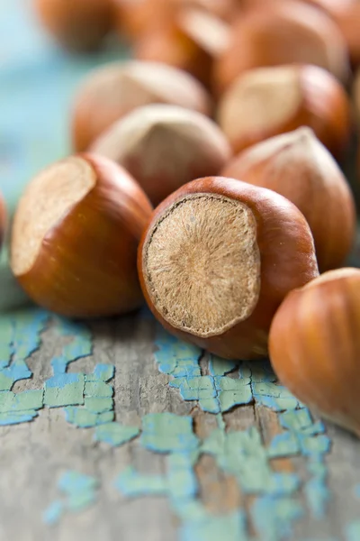 Lískové ořechy (ořech) na povrchu historických dřevěných — Stock fotografie
