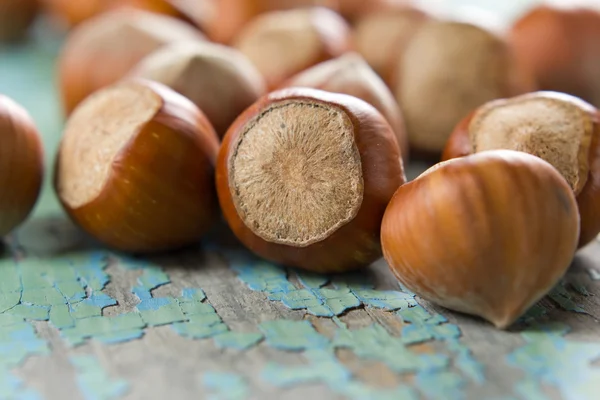 Hazelnoten (hazelaar) op het vintage houten oppervlak — Stockfoto