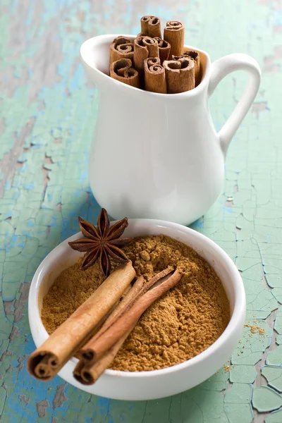 Cinnamon and anise on the vintage wooden surface — Stock Photo, Image