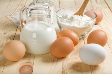 hamur için temel malzemeler. süt, yumurta ve un.