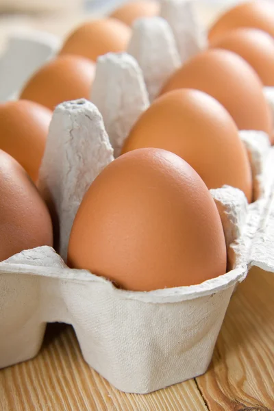 Крупный план куриного коричневого яйца — стоковое фото