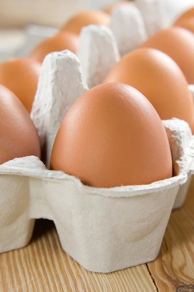Крупный план куриного коричневого яйца — стоковое фото