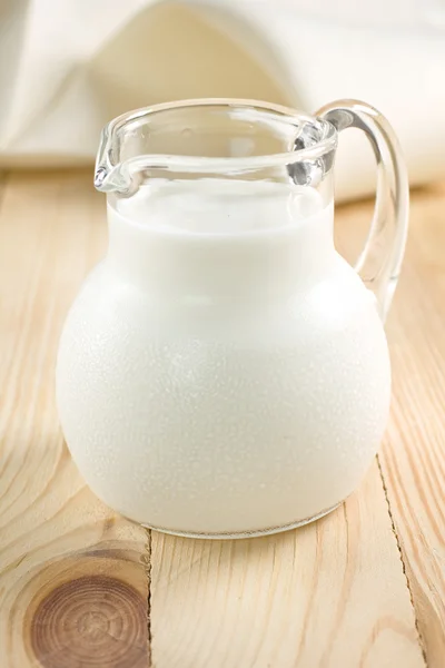 Tillbringare med mjölk — Stockfoto