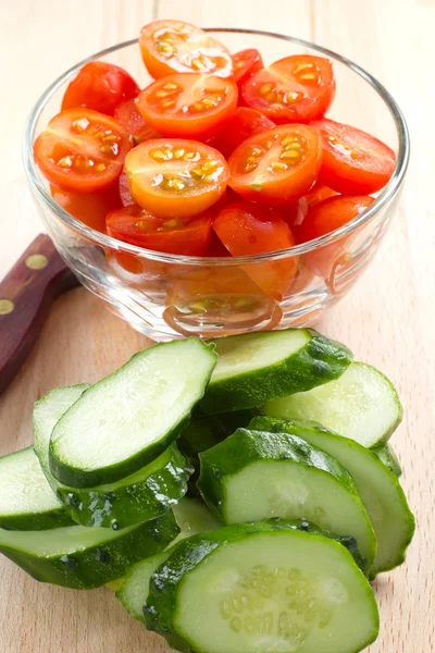 Gesneden cherry tomaten en komkommers — Stockfoto