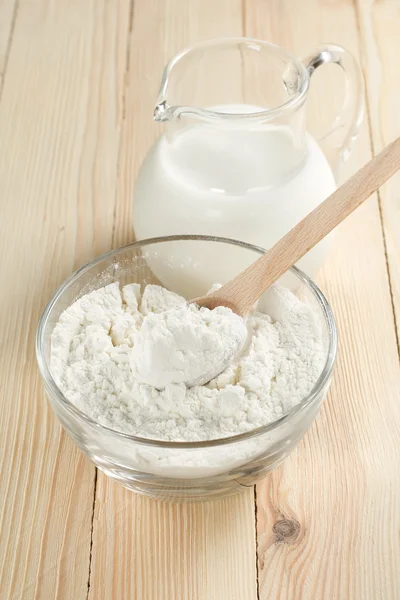 Milk and flour — Stock Photo, Image