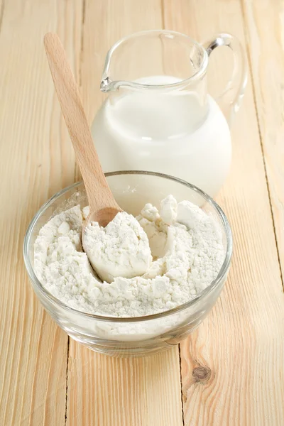 Milk and flour — Stock Photo, Image