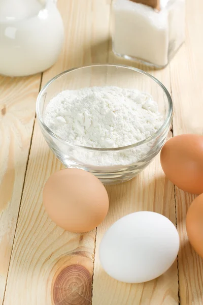 반죽에 대 한 기본 재료입니다. 우유, 계란, 밀가루. — Stock Fotó