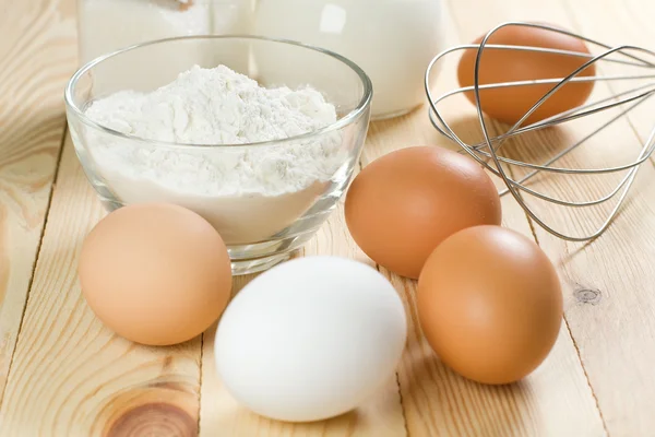Grundzutaten für Teig. Milch, Eier und Mehl. — Stockfoto