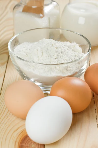 반죽에 대 한 기본 재료입니다. 우유, 계란, 밀가루. — 스톡 사진
