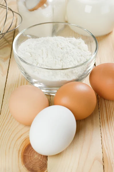 Βασικά συστατικά για ζύμης. γάλα, αυγά και το αλεύρι. — Φωτογραφία Αρχείου